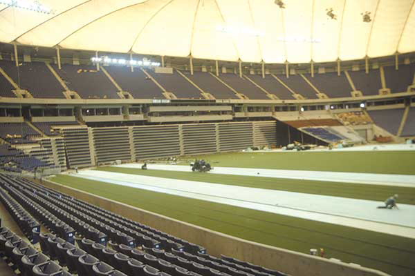 Нанесение разметки на стадионе Metrodome, 1980 г.