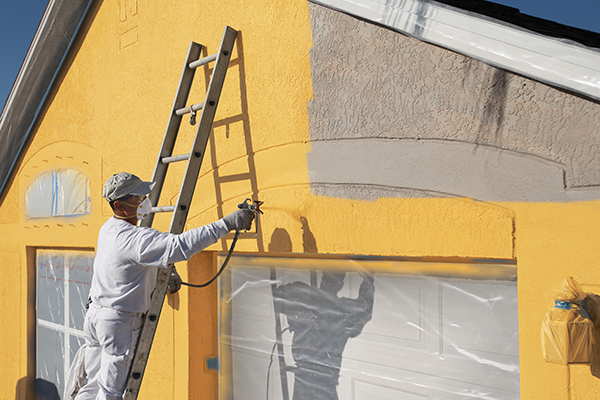 Uso del pulverizador de pintura Magnum by Graco para pintar la pared exterior de una vivienda de forma sencilla