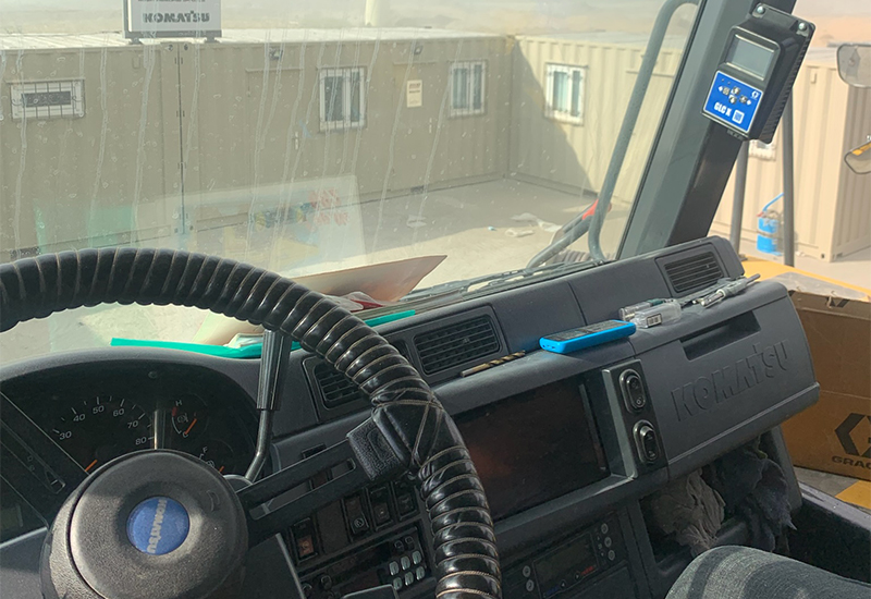 Contrôleur de lubrification automatique Graco GLC X Bluetooth installé sur un camion de transport Komatsu HD 465