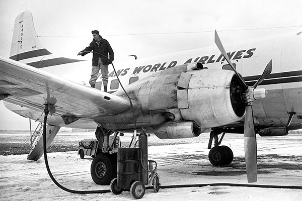 Mann auf Flugzeugtragfläche