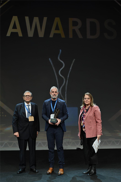 An image of Graco team members winning the award for innovations in corrugated board production