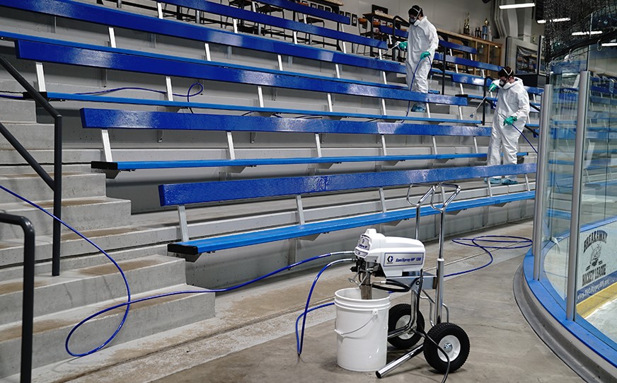 Pulvérisation sans air de désinfectant pour les travaux d’assainissement, de désinfection et de désodorisation.