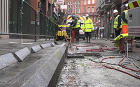 Een afwerking met putjes aanbrengen op graniet met de EcoQuip, in Londen