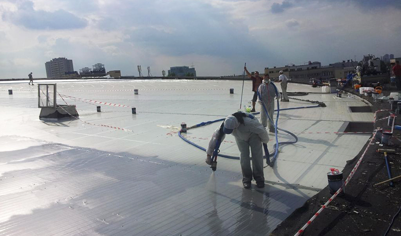 Het dak van Spodek waterdicht maken met polyurea