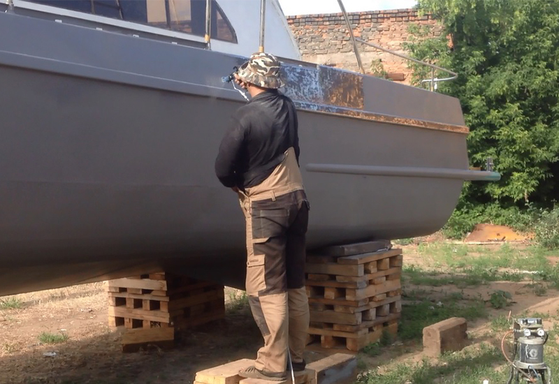 Coating op een boot spuiten