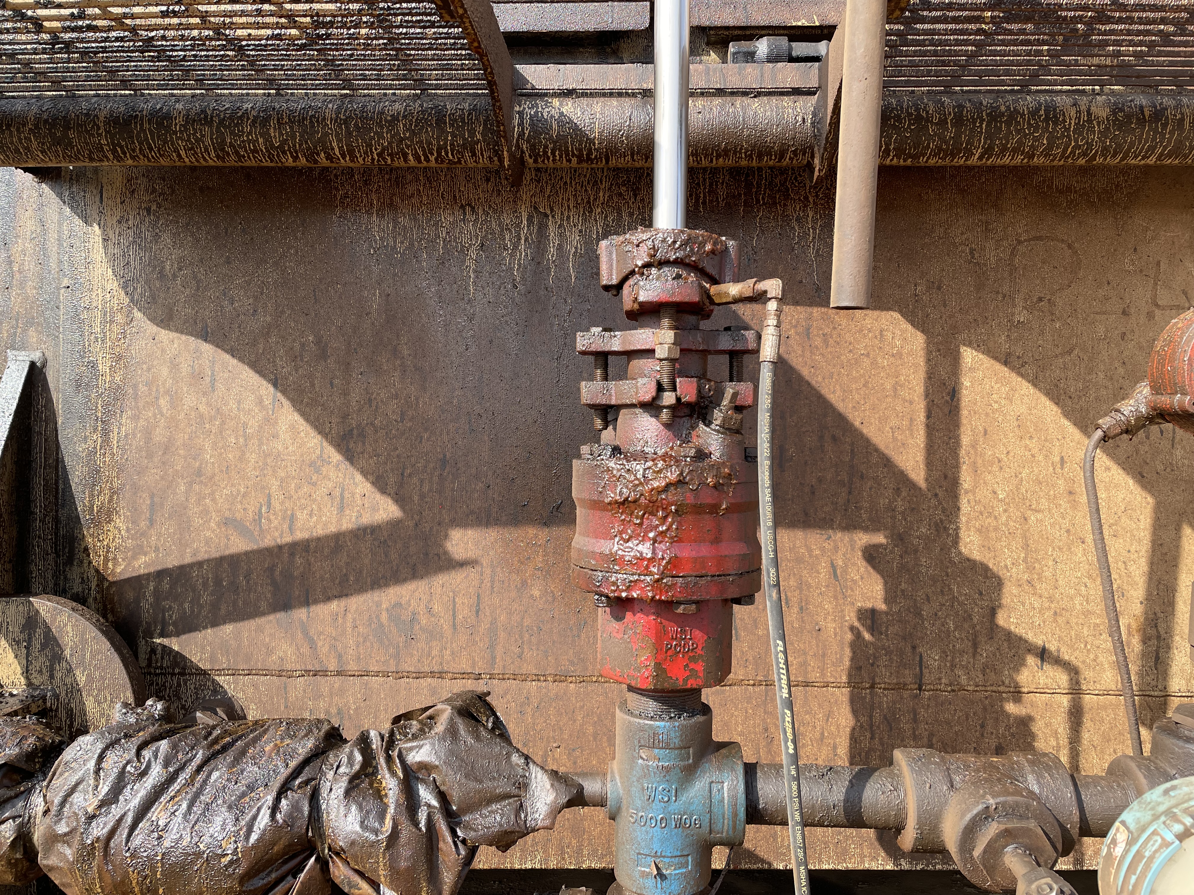 윤활제를 일반적으로 적용한 후의 스터핑 박스 외관