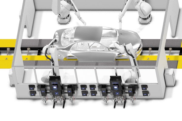 De carrosserie van de auto gaat de spuiterij in langs de assemblagelijn