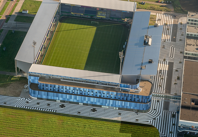 reflektierende Farbe aufgesprüht auf den Boden rund um das Stadion