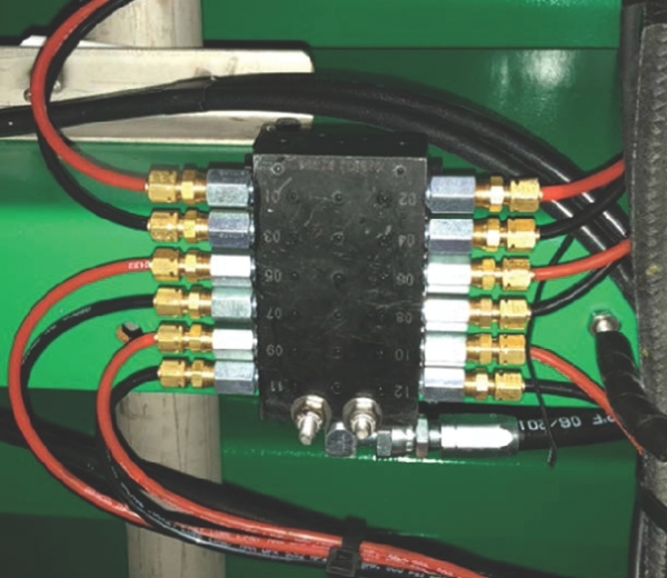 Automatic lubrication divider valve